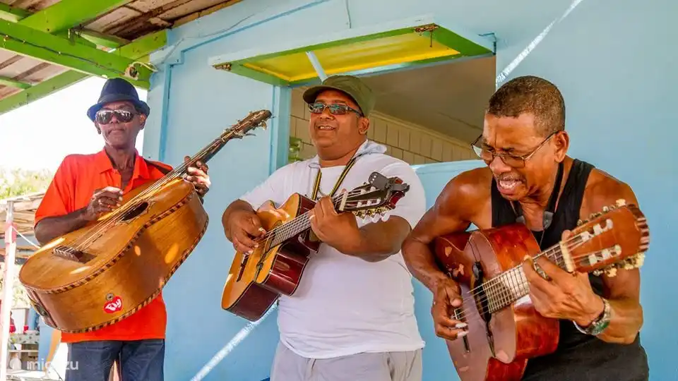 Trio Los Principes, culture locale au Lac Kaai le dimanche