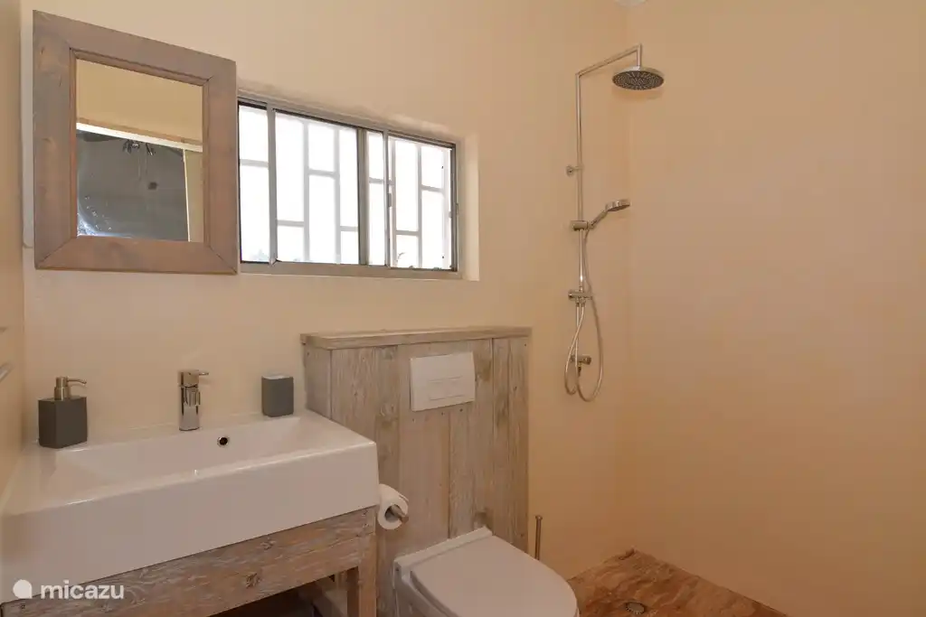 La salle de bain avec eau chaude et froide de la douche