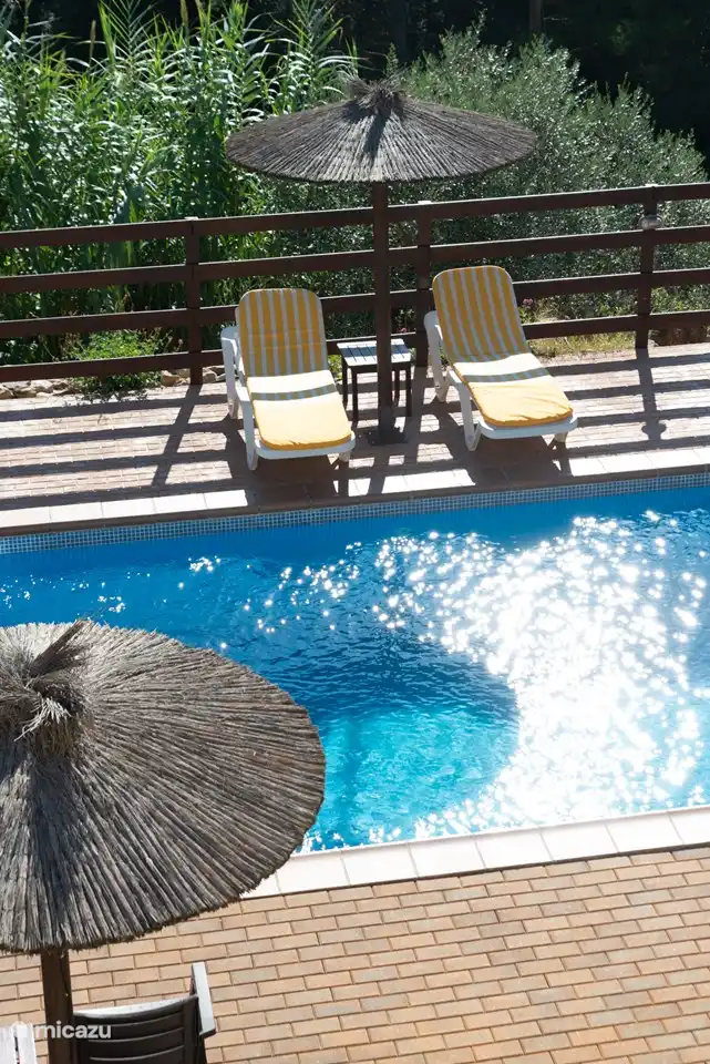 Schwimmbad mit Naturschutzgebiet unter dem Garten.