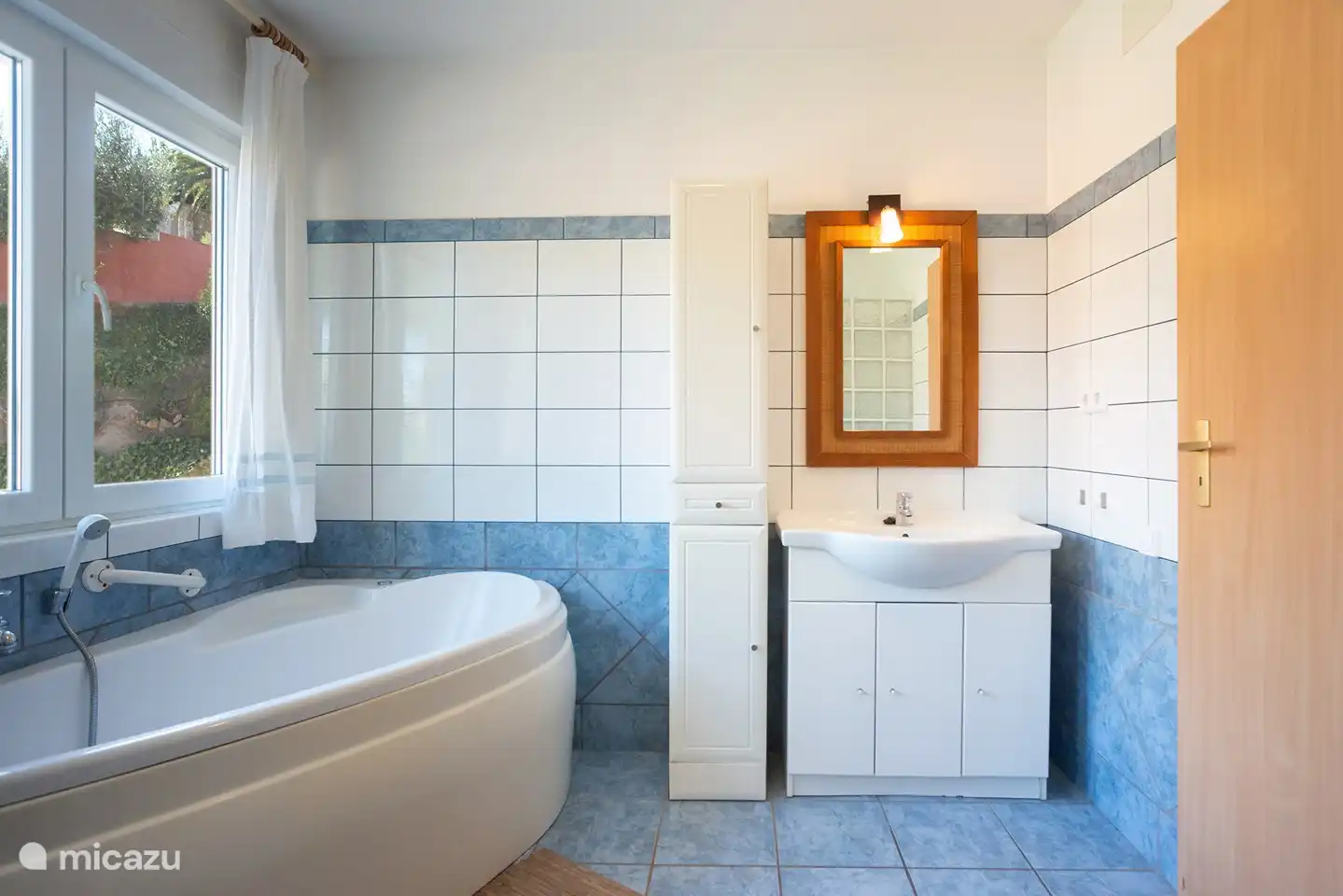 Geräumiges Badezimmer mit Badewanne und separater Dusche.