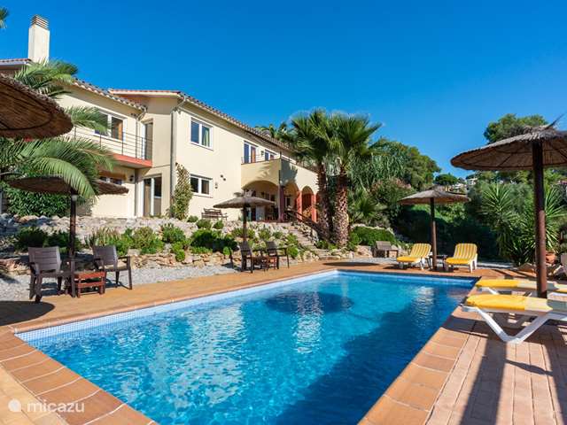 Holiday home in Spain, Costa Brava – apartment Maresme B with swimming pool in the garden