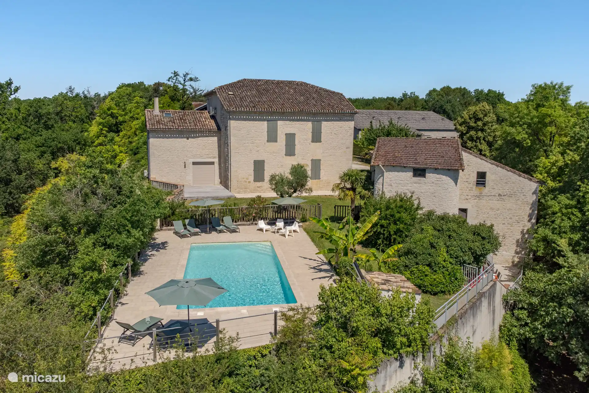 La casa con piscina y jardín