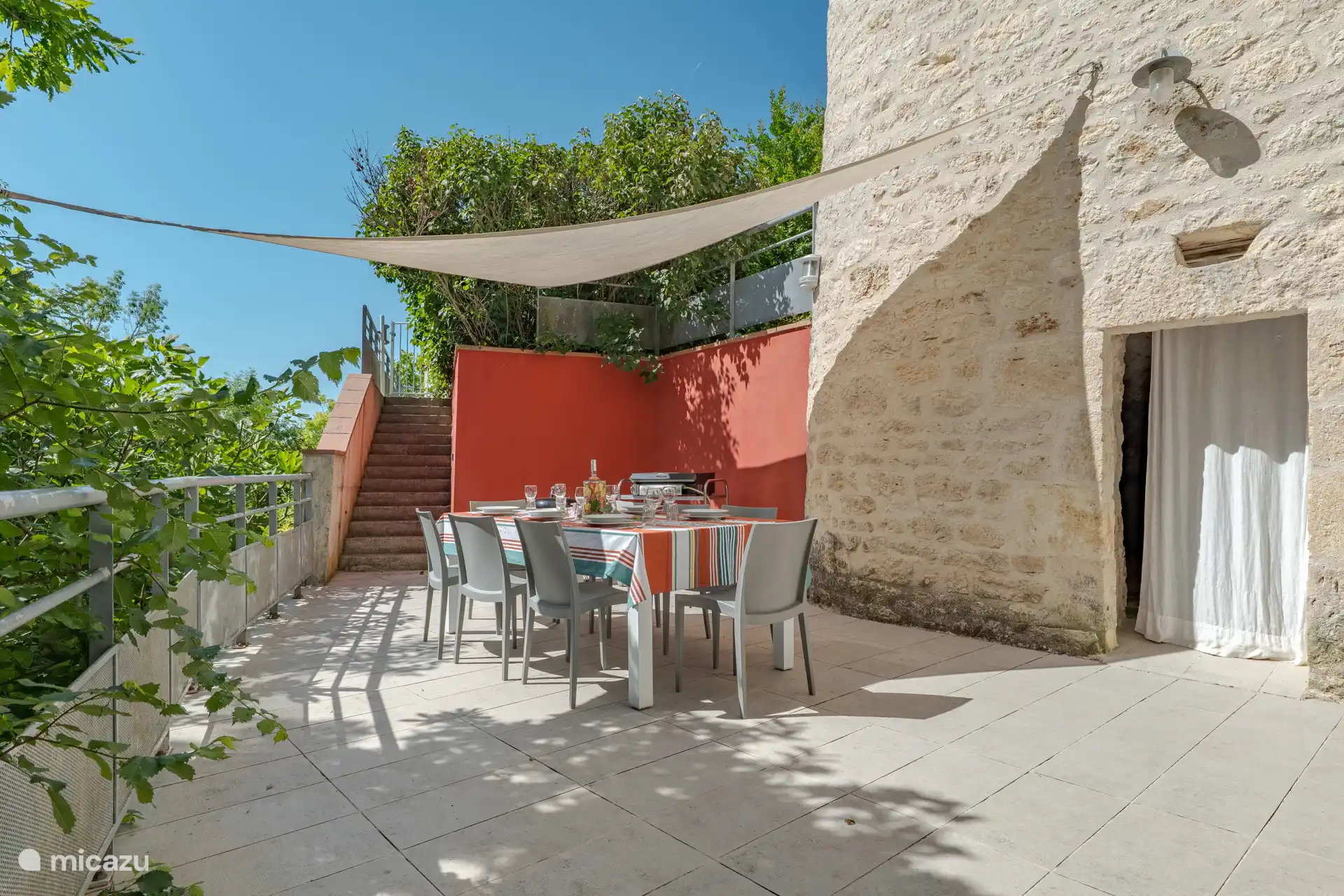 Mesa de comedor con sillas en la terraza