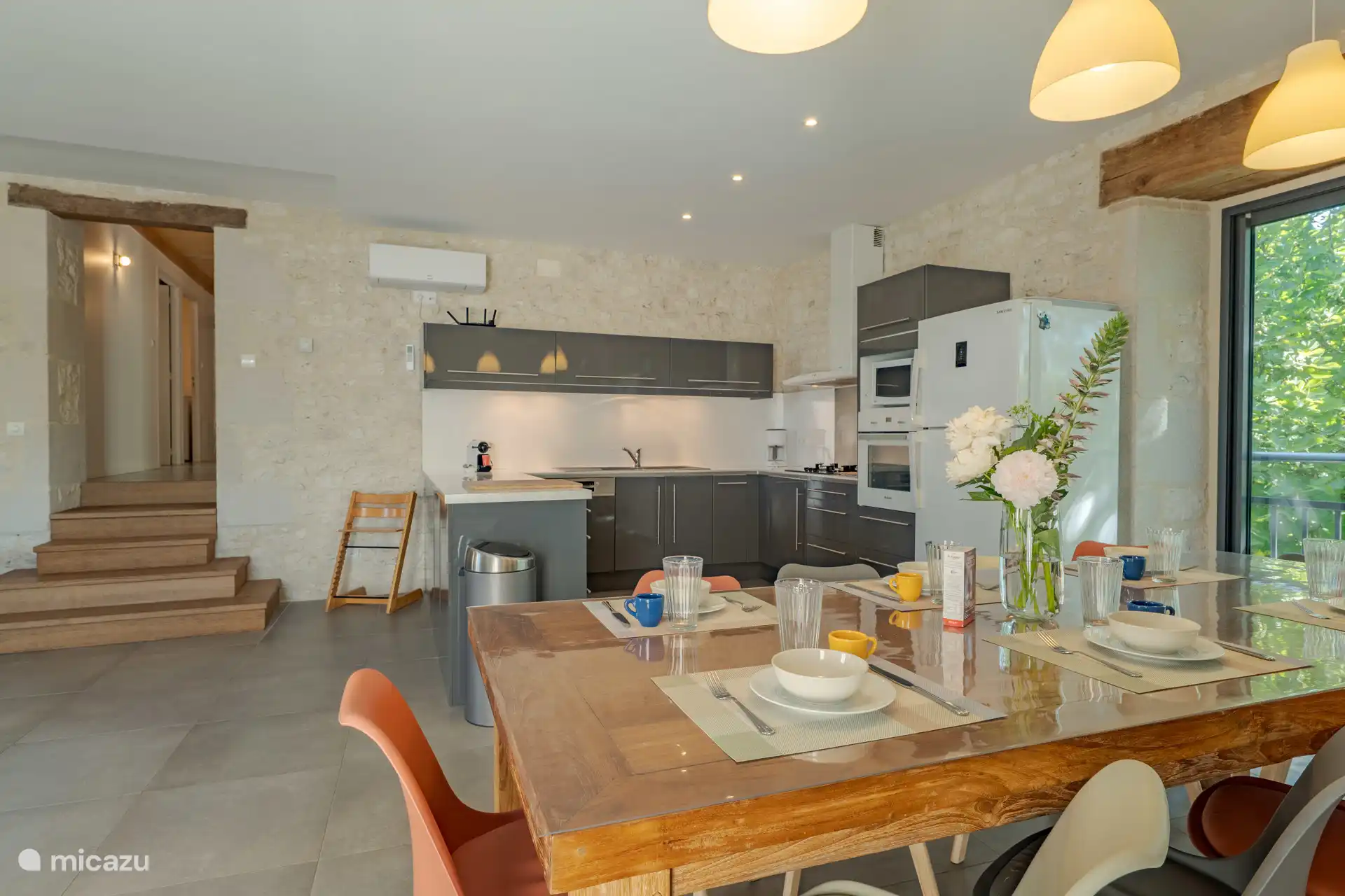 Mesa de comedor y cocina