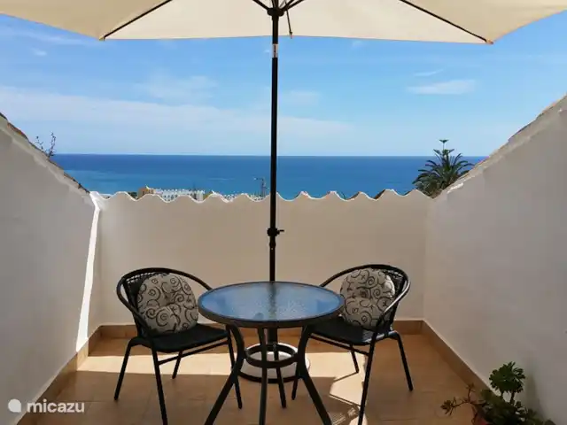 Casa con magnifica vista al mar en España, Costa del Sol, Nerja - casa paredada dormitorio terraza sol