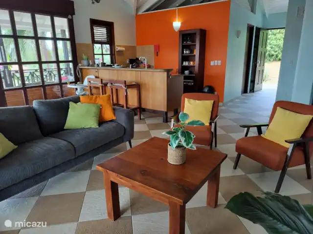 Blue Bay Beach Villa 14 en Curazao, Curazao Centro, Blue Bay - villa Sala de estar con sala de estar y cocina abierta
