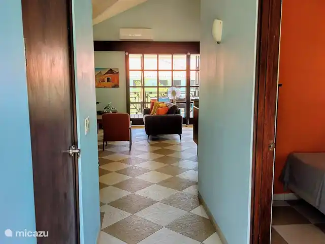 Blue Bay Beach Villa 14 en Curazao, Curazao Centro, Blue Bay - villa La amplia entrada con acceso al dormitorio 3 y el baño compartido para los dormitorios 2 y 3