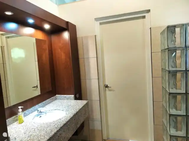 Blue Bay Beach Villa 14 en Curazao, Curazao Centro, Blue Bay - villa Baño 2 con ducha, inodoro y lavabo