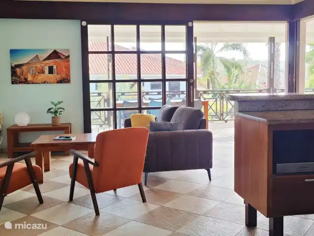 Blue Bay Beach Villa 14 en Curazao, Curazao Centro, Blue Bay - villa Bonita sala de estar con cocina abierta y TV grande.
