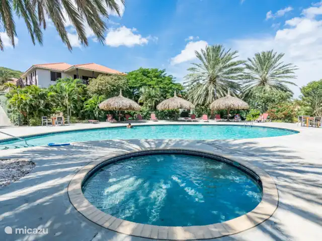 Blue Bay Beach Villa 14 en Curazao, Curazao Centro, Blue Bay - villa Un refrescante chapuzón en la piscina cercana con piscina infantil separada para los más pequeños.