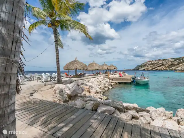 Blue Bay Beach Villa 14 en Curazao, Curazao Centro, Blue Bay - villa También hay hamacas con sombra en el muelle.