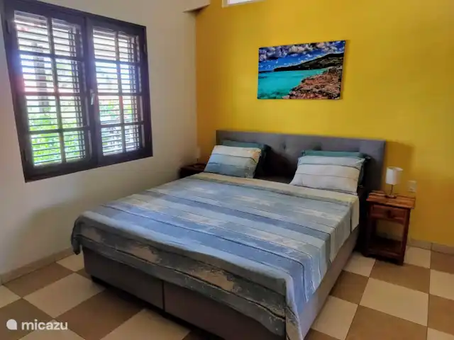 Blue Bay Beach Villa 14 en Curazao, Curazao Centro, Blue Bay - villa Dormitorio 1 con cama king-size (210 x 180 cm) y baño privado contiguo