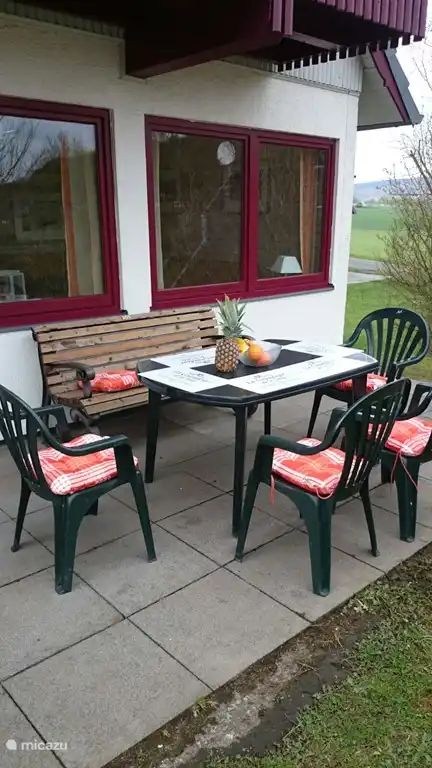 Terrasse unter dem Balkon.