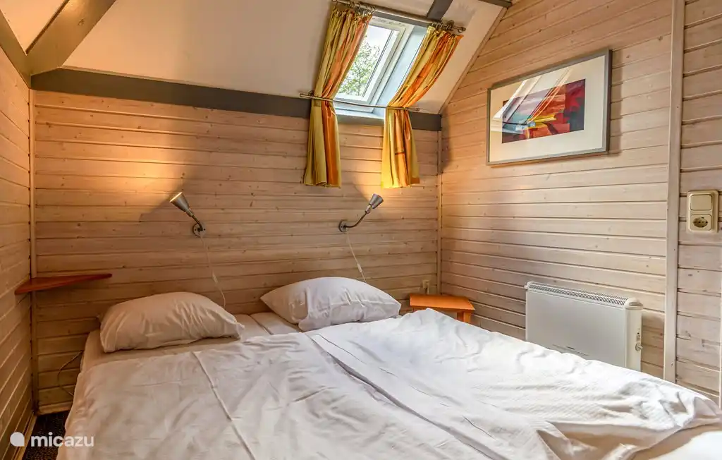 2 Schlafzimmer mit Waschbecken.