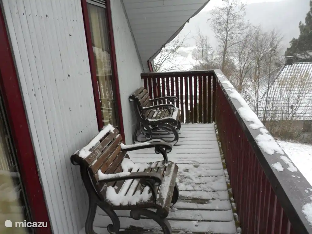 Balkon im Schnee.