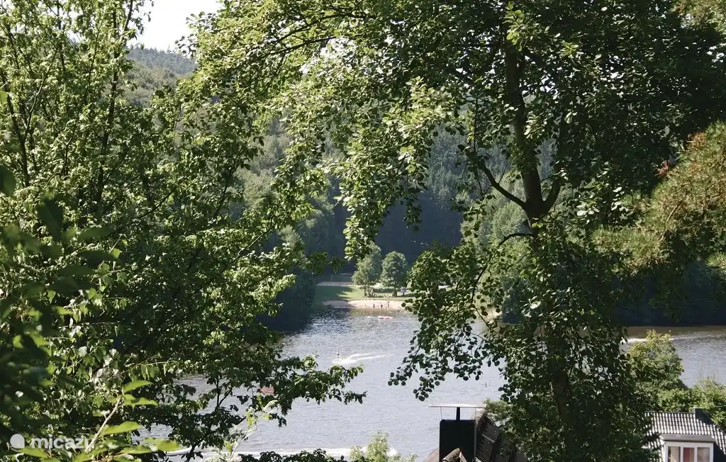 Mit Blick auf den Strand.