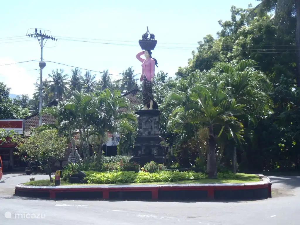 Ibu Salak Kreisverkehr im Zentrum des Dorfes