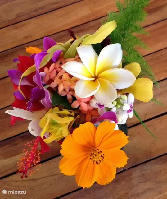 Dekoration mit Blumen aus dem Garten