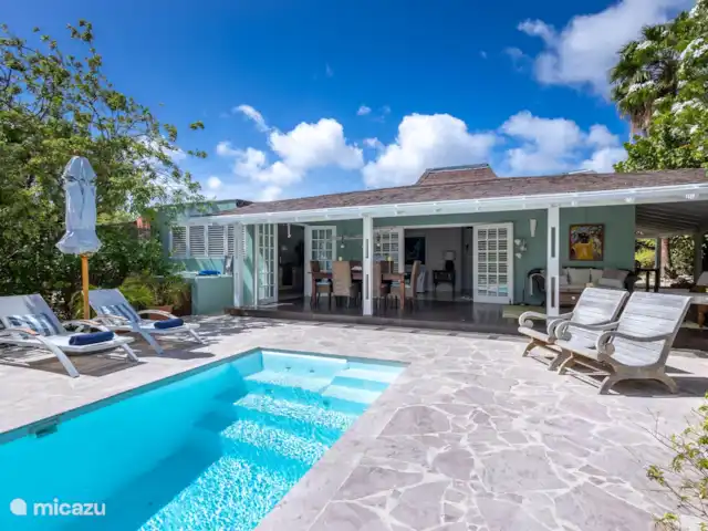 Location de Vacances Curaçao, Curaçao-Centre, Piscadera, bungalow - Piscadera Bay Resort Piscine avec chaises longues et coin salon