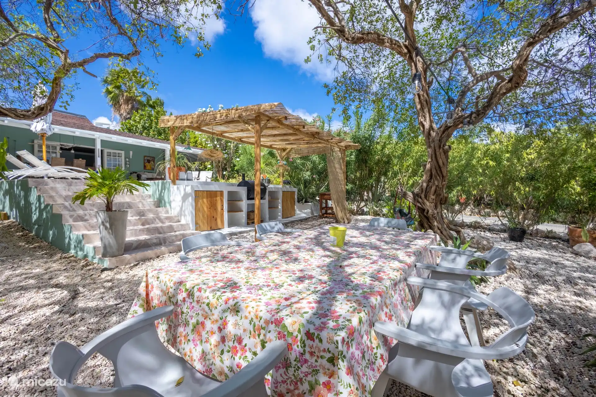 Outdoor table at the outdoor kitchen
