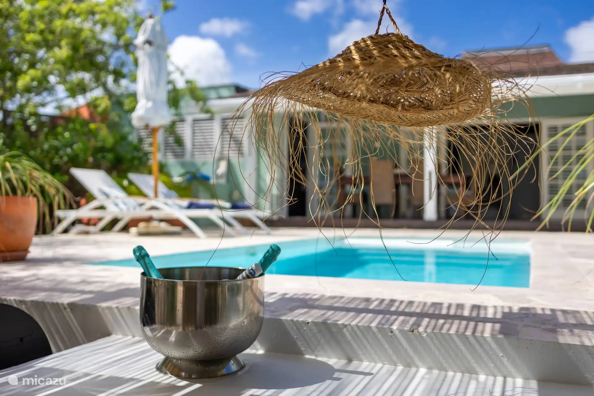 Champagne cooler available