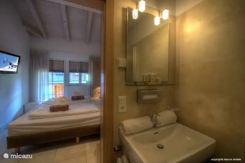 Die Bequemlichkeit der ein Bad in Ihrem Schlafzimmer zu haben.