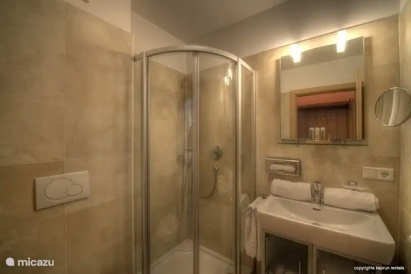 Eines der beiden Bäder. Perfekt zu bekommen frisch für den Tag, wenn Sie die schöne Kaprun erkunden.