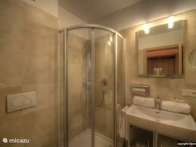 Kaprun Mountain Resort TopE21 | Autriche, Salzburgerland, Kaprun - appartement Une des 2 salles de bain. Parfait pour se rafraîchir pour la journée lorsque vous explorez le confortable Kaprun.