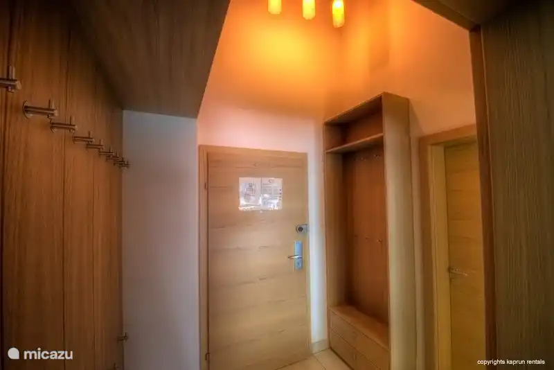 Der Korridor bietet ausreichend Platz und Möglichkeiten, um Ihre Kleidung ordentlich zu speichern.