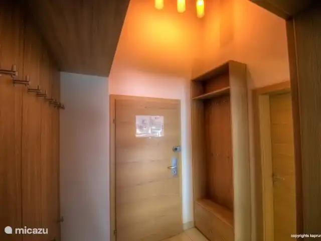 Kaprun Mountain Resort TopE21 | Autriche, Salzburgerland, Kaprun - appartement Le couloir offre suffisamment d'espace et d'options pour ranger soigneusement vos vêtements.
