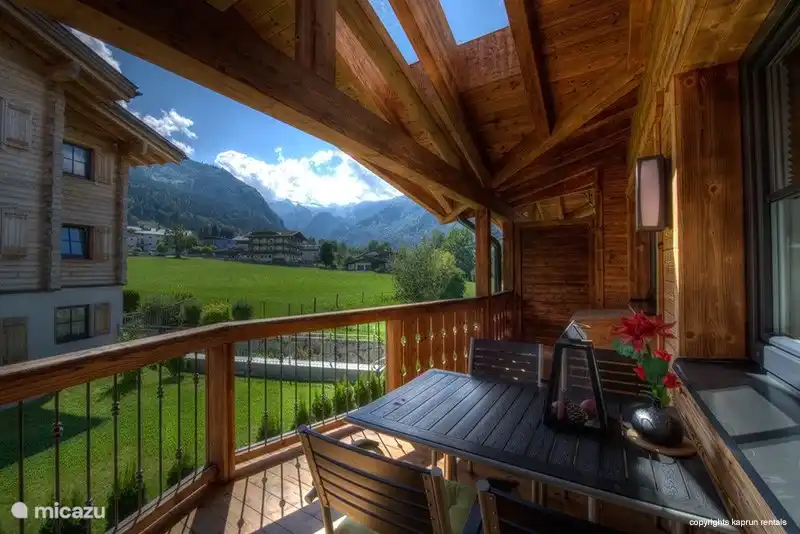 Ein letzter Blick auf den Balkon, wo Sie die wunderbaren Tage in Kaprun Revue passieren wird!