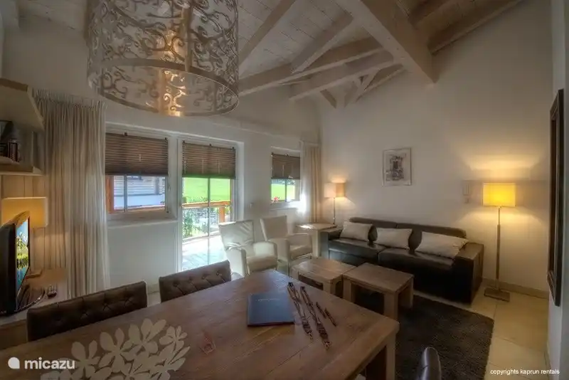 Kaprun Mountain Resort TopE21 Wohnzimmer mit schönen hohen Decken und stilvoll eingerichtet.