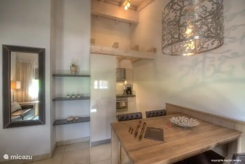 Haben Sie lecker gekocht ? Dann können Sie Ihre Mahlzeit auf der schönen Tisch genießen.