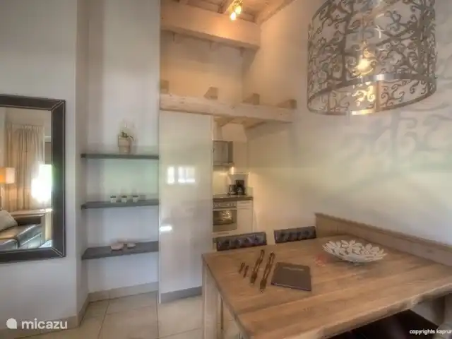 Kaprun Mountain Resort TopE21 | Autriche, Salzburgerland, Kaprun - appartement Avez-vous fini de cuisiner ? Ensuite, savourez votre délicieux repas à la belle table du dîner.
