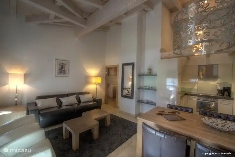 Ein weiterer Blick auf das Wohnzimmer mit hohen Decken.