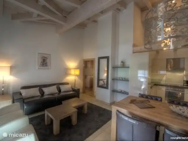 Kaprun Mountain Resort TopE21 | Autriche, Salzburgerland, Kaprun - appartement Une autre vue du salon avec le haut plafond.