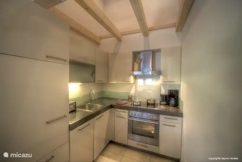 Eine Küche von hoher Qualität für den anspruchsvollen Koch und einem großen Kühlschrank, die zu Ihrem Herzen gefüllt werden kann.