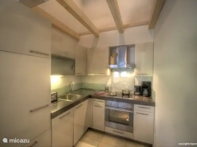 Kaprun Mountain Resort TopE21 | Autriche, Salzburgerland, Kaprun - appartement Une cuisine de haute qualité pour le cuisinier exigeant et un réfrigérateur spacieux qui peut être rempli à volonté.