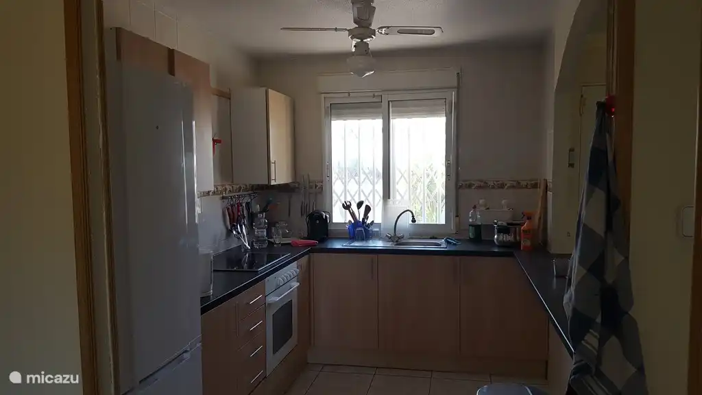 La cocina con vistas a la piscina.