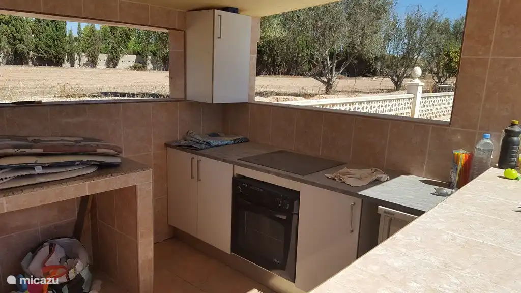 Si hace demasiado calor adentro, puedes cocinar afuera en nuestra nueva cocina