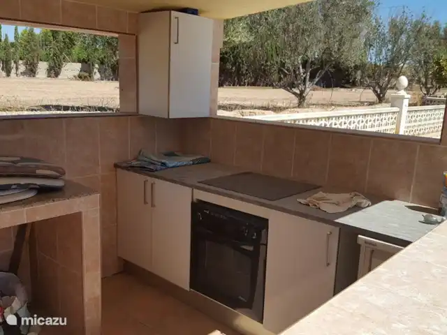 finca huren in Spanje, Costa Blanca, Crevillente – Alicante Finca Lucky Binnen te warm dan kunt u lekker buiten koken in onze nieuwe keuken