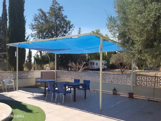 finca huren in Spanje, Costa Blanca, Crevillente – Alicante Finca Lucky Even te warm , schaduw zoeken bij het zwembad