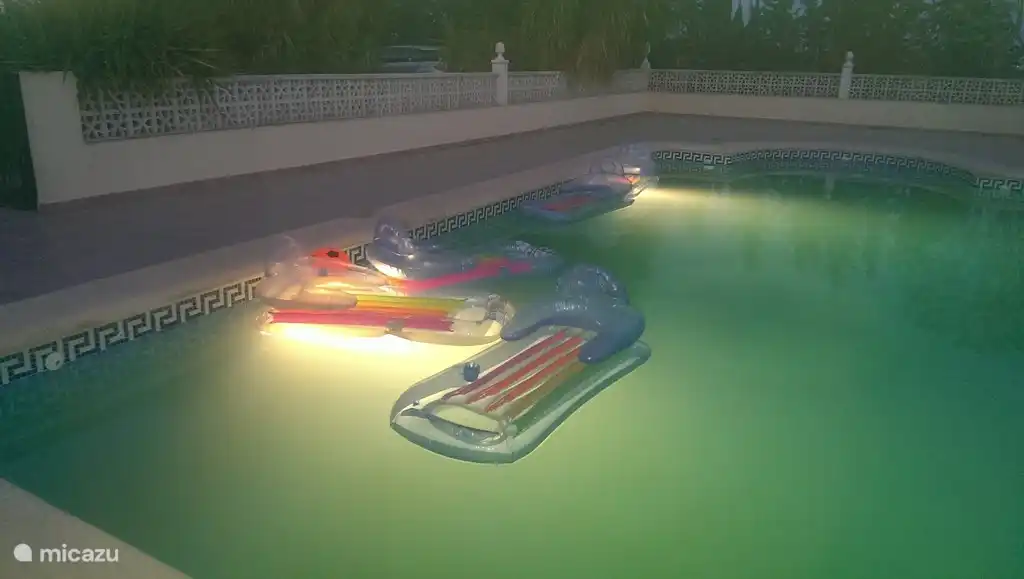 también es posible nadar por la noche o en la tumbona de la piscina