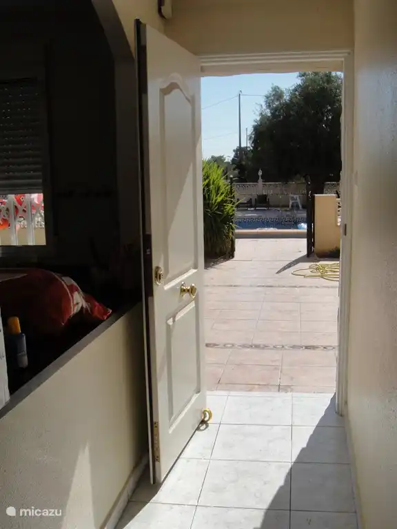 La distancia entre el apartamento y la piscina es de 10 metros.