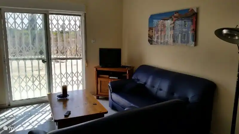 La sala de estar con vista a la parte trasera.