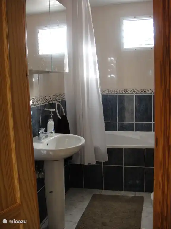 1 de los 3 baños con bañera, todos los baños con inodoro