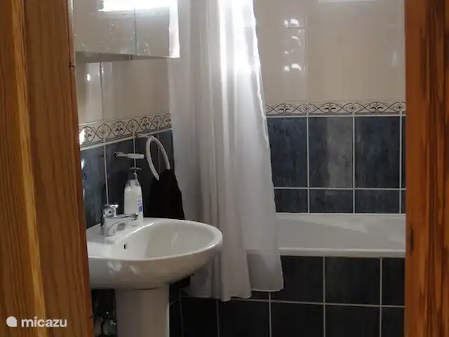 finca huren in Spanje, Costa Blanca, Crevillente – Alicante Finca Lucky 1 van de 3 badkamers met ligbad alle badkamers met toilet