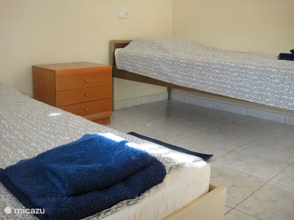 Dormitorio con 2 camas individuales, todas las habitaciones con aire acondicionado