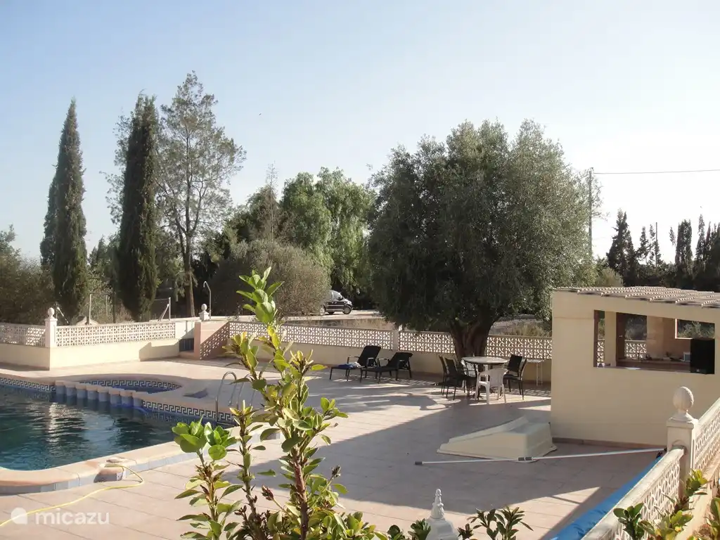 Vista de nuestra piscina con un asiento agradable