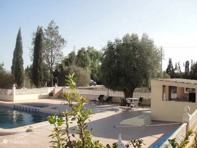 finca huren in Spanje, Costa Blanca, Crevillente – Alicante Finca Lucky Uitzicht op ons zwembad met lekker zitje